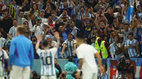 Messi menyapa pendukung Argentina di tribun penonton.