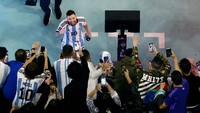 Lionel Messi tersenyum saat merayakan kemenangan dengan pendukungnya di Lusail Stadium, Lusail, Qatar.