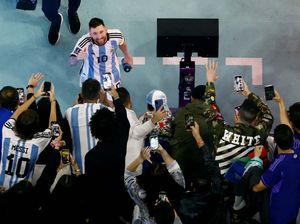 Bahagia! Senyum Messi Lebar Banget!