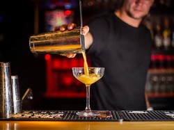 Bartender Adalah: Tugas dan Skills yang Wajib Dimiliki