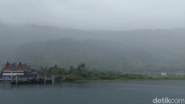 Magis Danau Toba Kala Kabut Mulai Menghilang