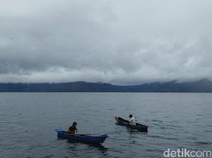 Danau Toba nan Syahdu Diselimuti Kabut