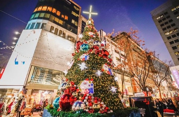 Dekorasi Natal di Myeongdong Jalan di Myeongdong selalu dipadati oleh pengunjung saat Natal