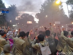Demo Tolak KUHP, Mahasiswa Bakar Ban di Dekat Istana Bogor