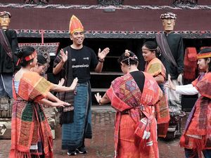 Menari Tor-tor Langsung di Tanah Batak