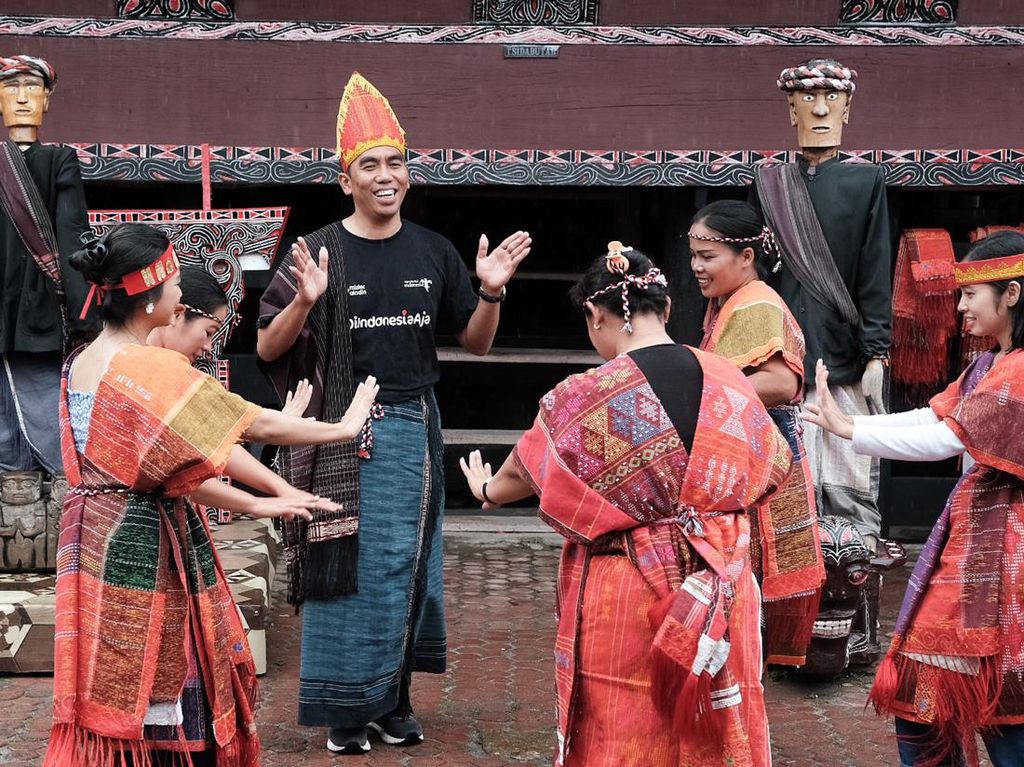 Menari Tor-tor Langsung di Tanah Batak Menari Tor-tor Langsung di Tanah Batak