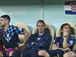 Terlihat Luka Modric Cs menampilkan wajah kecewanya dari bench pemain. (Ercin Erturk/Getty Images)  