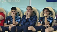 Para pemain Kroasia tampak kecewa pada akhir pertandingan semifinal Piala Dunia FIFA Qatar 2022 antara Argentina dan Kroasia di Stadion Lusail, Qatar, Selasa (13/12/2022). (Ercin Erturk/Getty Images)