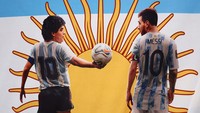 Fans membawa spanduk besar bergambar Diego Maradona yang disandingkan dengan Lionel Messi. (Foto: Getty Images/Chris Brunskill/Fantasista)