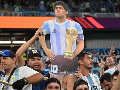 Diego Maradona Dampingi Timnas Argentina dari Tribun