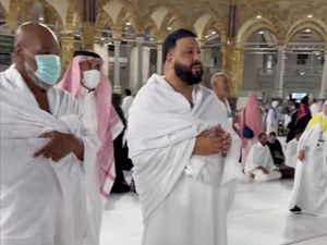 Momen DJ Khaled Menangis Pandangi Kabah saat Umrah Momen DJ Khaled Menangis Pandangi Kabah saat Umrah