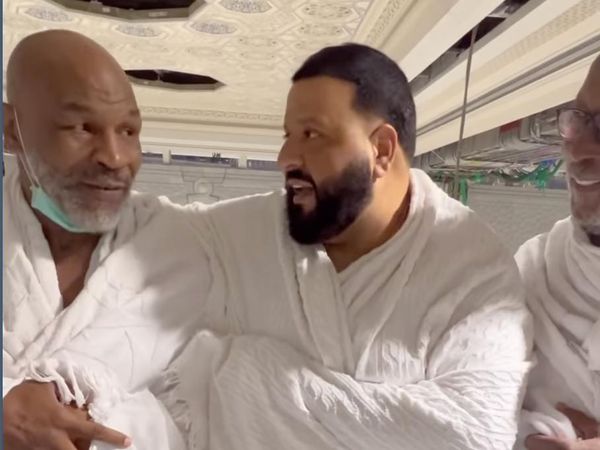 Potret DJ Khaled Berlinang Air Mata Umrah Bareng Mike Tyson