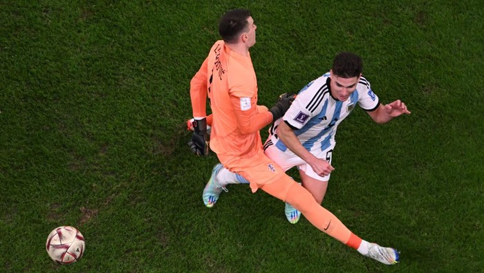 Croatias goalkeeper #01 Dominik Livakovic fouls Argentinas forward #09 Julian Alvarez during the Qatar 2022 World Cup football semi-final match between Argentina and Croatia at Lusail Stadium in Lusail, north of Doha on December 13, 2022. (Photo by Kirill KUDRYAVTSEV / AFP) (Photo by KIRILL KUDRYAVTSEV/AFP via Getty Images)