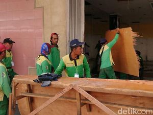 Eksekusi Tanah Aset Pemkab Tulungagung Diwarnai Isak Tangis Karyawan Toko