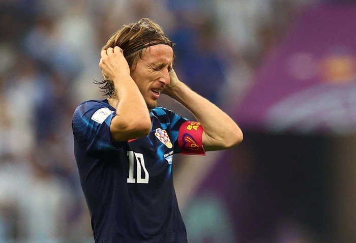 Soccer Football - FIFA World Cup Qatar 2022 - Semi Final - Argentina v Croatia - Lusail Stadium, Lusail, Qatar - December 13, 2022
Croatia's Domagoj Vida sits on the bench with Luka Modric and Marcelo Brozovic after they are substituted off REUTERS/Lee Smith     TPX IMAGES OF THE DAY