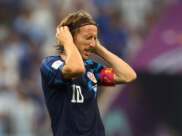 Soccer Football - FIFA World Cup Qatar 2022 - Semi Final - Argentina v Croatia - Lusail Stadium, Lusail, Qatar - December 13, 2022
Croatia's Domagoj Vida sits on the bench with Luka Modric and Marcelo Brozovic after they are substituted off REUTERS/Lee Smith     TPX IMAGES OF THE DAY