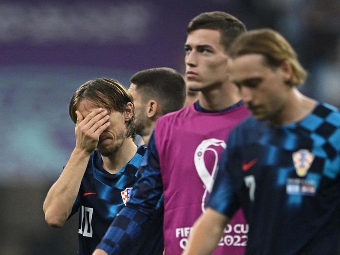 Soccer Football - FIFA World Cup Qatar 2022 - Semi Final - Argentina v Croatia - Lusail Stadium, Lusail, Qatar - December 13, 2022
Croatia's Domagoj Vida sits on the bench with Luka Modric and Marcelo Brozovic after they are substituted off REUTERS/Lee Smith     TPX IMAGES OF THE DAY