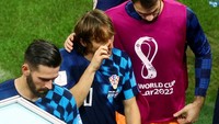 Modric tak menuntaskan laga melawan Argentina. Dia ditarik keluar pada menit ke-81 dengan digantikan oleh Lovro Majer. Saat berjalan menuju ke bench, Modric mendapatkan standing applause. Di sisi lain, raut wajahnya tampak sendu meski tak terlihat menangis.
