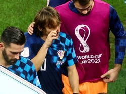 Modric tak menuntaskan laga melawan Argentina. Dia ditarik keluar pada menit ke-81 dengan digantikan oleh Lovro Majer. Saat berjalan menuju ke bench, Modric mendapatkan standing applause. Di sisi lain, raut wajahnya tampak sendu meski tak terlihat menangis.