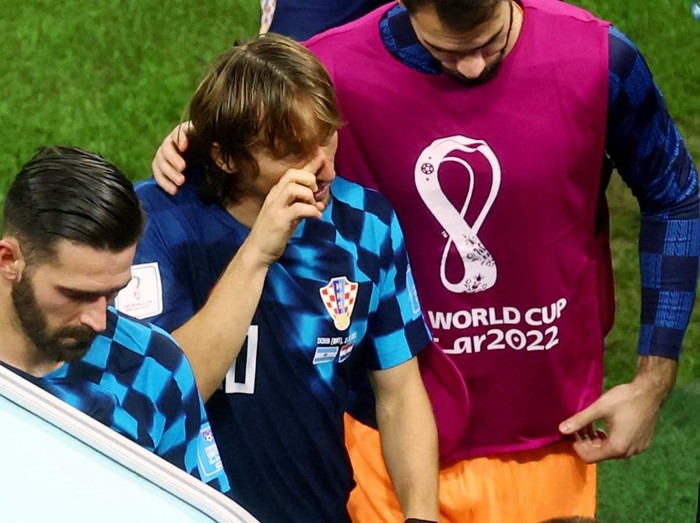 Soccer Football - FIFA World Cup Qatar 2022 - Semi Final - Argentina v Croatia - Lusail Stadium, Lusail, Qatar - December 13, 2022
Croatia's Domagoj Vida sits on the bench with Luka Modric and Marcelo Brozovic after they are substituted off REUTERS/Lee Smith     TPX IMAGES OF THE DAY