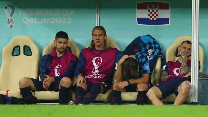 Soccer Football - FIFA World Cup Qatar 2022 - Semi Final - Argentina v Croatia - Lusail Stadium, Lusail, Qatar - December 13, 2022
Croatia's Domagoj Vida sits on the bench with Luka Modric and Marcelo Brozovic after they are substituted off REUTERS/Lee Smith     TPX IMAGES OF THE DAY