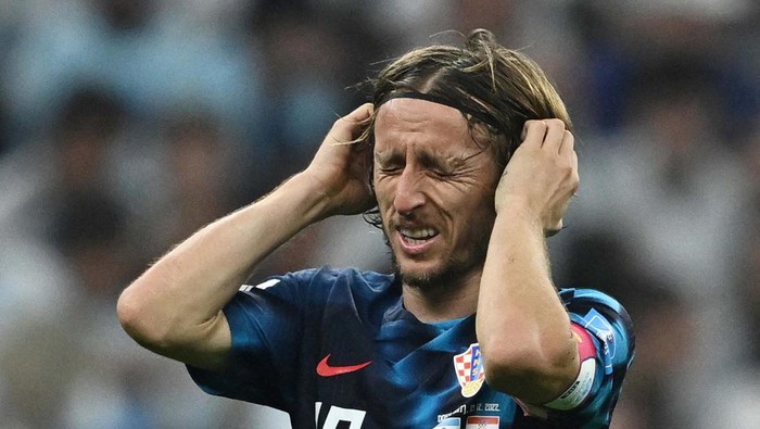 Ekspresi Luka Modric yang Terluka di Semifinal Piala Dunia Soccer Football - FIFA World Cup Qatar 2022 - Semi Final - Argentina v Croatia - Lusail Stadium, Lusail, Qatar - December 13, 2022
Croatia's Domagoj Vida sits on the bench with Luka Modric and Marcelo Brozovic after they are substituted off REUTERS/Lee Smith TPX IMAGES OF THE DAY