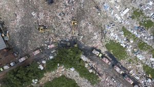 Longsor TPA Burangkeng Bikin Antrean Truk Sampah Mengular