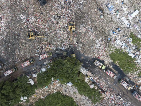 Longsor TPA Burangkeng Bikin Antrean Truk Sampah Mengular
