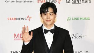 8 Gaya Kim Seon Ho dan Artis Korea yang Hadir di AAA 2022 Jepang