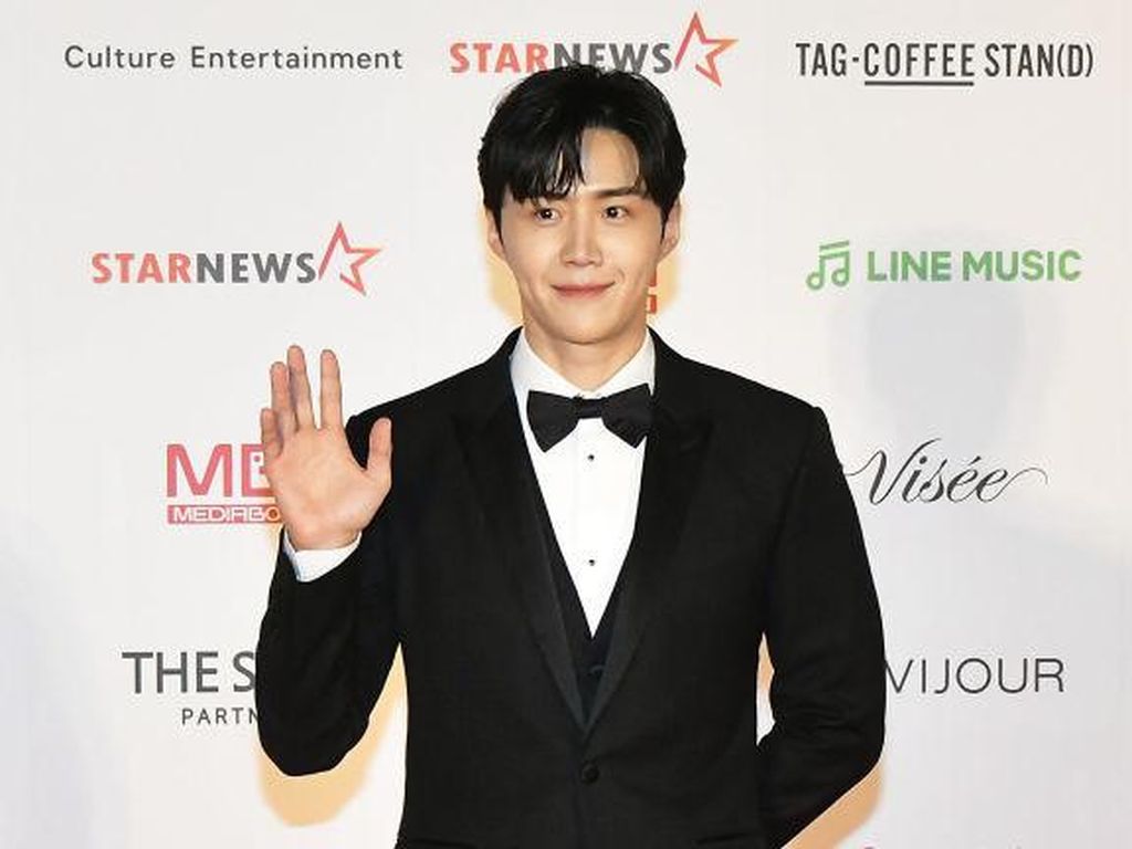 8 Gaya Kim Seon Ho dan Artis Korea yang Hadir di AAA 2022 Jepang 8 Gaya Kim Seon Ho dan Artis Korea yang Hadir di AAA 2022 Jepang
