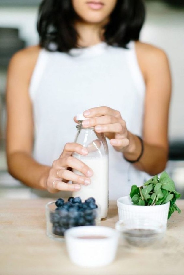 ilustrasi mengonsumsi buah dan sayur yang cukp untuk menjaga kulit tetap elastis