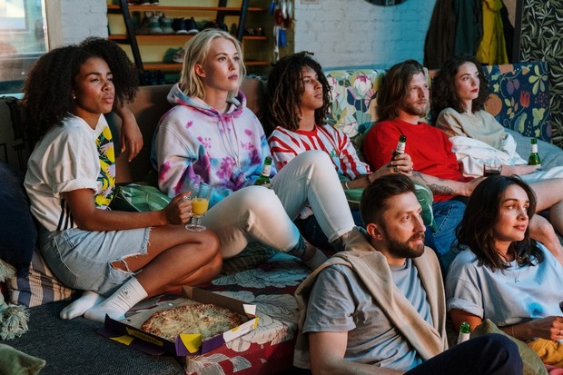 Ilustrasi menonton film di rumah bersama teman/Foto: pexels.com/cottonbro Menonton film adalah sebuah kegiatan yang menyenangkan/Foto: pexels.com/cottonbro