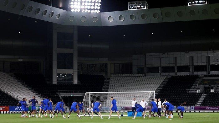 Intip Latihan Maroko-Prancis, Semangat Kejar Argentina ke Final DOHA, QATAR - DECEMBER 13: Player of France stretches during the France Training Session at Al Sadd SC on December 13, 2022 in Doha, Qatar. (Photo by Mohamed Farag/Getty Images)