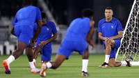 Kylian Mbappe melakukan peregangan selama Sesi Pelatihan Prancis di Al Sadd SC, Doha, Qatar, Selasa (13/12/2022). (Mohamed Farag/Getty Images)