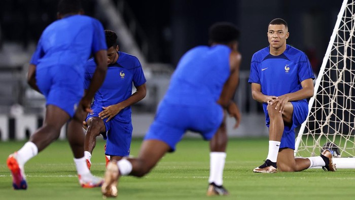 Intip Latihan Maroko-Prancis, Semangat Kejar Argentina ke Final DOHA, QATAR - DECEMBER 13: Player of France stretches during the France Training Session at Al Sadd SC on December 13, 2022 in Doha, Qatar. (Photo by Mohamed Farag/Getty Images)