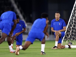 Kylian Mbappe melakukan peregangan selama Sesi Pelatihan Prancis di Al Sadd SC, Doha, Qatar, Selasa (13/12/2022). (Mohamed Farag/Getty Images)