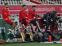 Tampak Youssef En-Nesyri, Achraf Hakimi dan Noussair Mazraoui olahraga dengan alat kebugaran tubuh selama sesi latihan. (Karim Jaafar/AFP/Getty Images)
