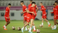 Bilal El Khannouss mengontrol bola selama Sesi Latihan Maroko di Stadion Al Duhail SC di Doha, Qatar, Selasa (13/12/2022). (Robert Cianflone/Getty Images)