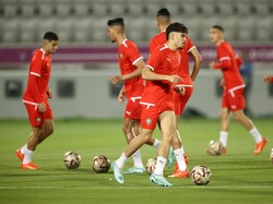 Bilal El Khannouss mengontrol bola selama Sesi Latihan Maroko di Stadion Al Duhail SC di Doha, Qatar, Selasa (13/12/2022). (Robert Cianflone/Getty Images)
