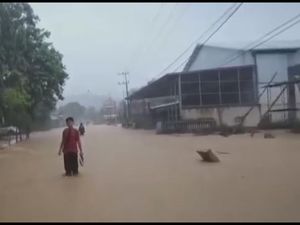 Diguyur Hujan 2 Jam, Jalur Trenggalek-Pacitan Sempat Terendam Banjir Diguyur Hujan 2 Jam, Jalur Trenggalek-Pacitan Sempat Terendam Banjir
