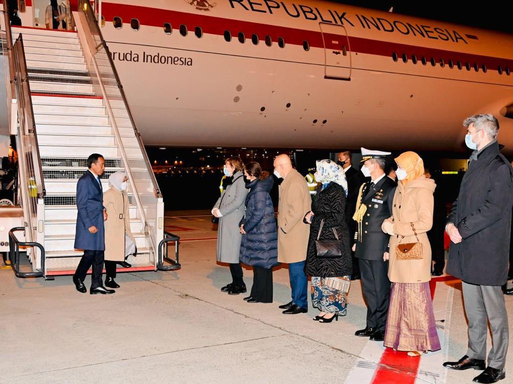 Jokowi dan Istri Serta Rombongan Tiba di Brussel Jokowi dan Istri Serta Rombongan Tiba di Brussel