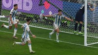 Gol itu mencerminkan permainan Alvarez: pekerja keras dan pantang menyerah. Ia dihinggapi keberuntungan karena dua kali upaya bek Kroasia menyapu bola gagal dan bola malah kembali kepadanya. (Foto: AFP via Getty Images/PAUL ELLIS)