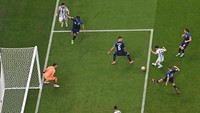 Julian Alvarez menuntaskan umpan Messi, setelah aksi brilian sang kapten. Argentina pun menjejak final Piala Dunia 2022. (Foto: AFP via Getty Images/ANNE-CHRISTINE POUJOULAT)