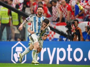 Julian Alvarez Dulu Minta Foto Sama Messi, Kini Dipeluk