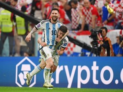 Julian Alvarez Dulu Minta Foto Sama Messi, Kini Dipeluk