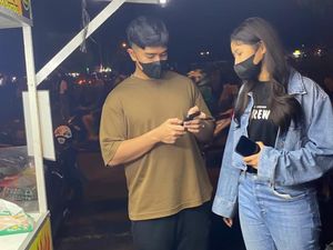 Momen Kaesang dan Erina Asyik Jajan di Pinggir Jalan Yogya