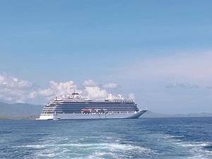 1.232 Turis-Kru Kapal Pesiar Ms Viking Mars Kunjungi TN Komodo