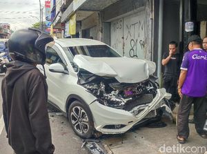 Mobil Hantam Pikap di Ciamis, 4 Orang Terluka! Mobil Hantam Pikap di Ciamis, 4 Orang Terluka!