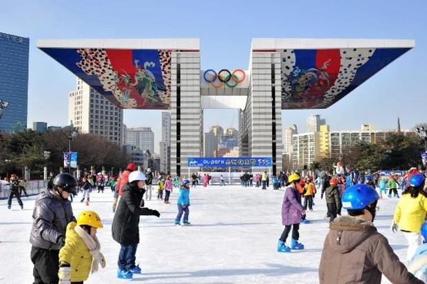 Keseruan Ice Skating dan Sledding Salah satu arena ice skating dan sledding di Korea Selatan yang dipadati pengunjung