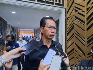 Pegawai Sekretariat DPRD Surabaya Dites Urine untuk Perbarui Kontrak Kerja Pegawai Sekretariat DPRD Surabaya Dites Urine untuk Perbarui Kontrak Kerja